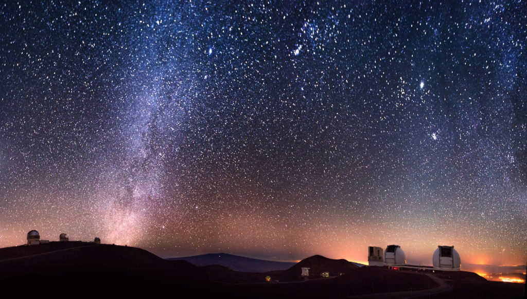 Gli osservatori del Mauna Kea sotto il cielo stellato hawaiiano.